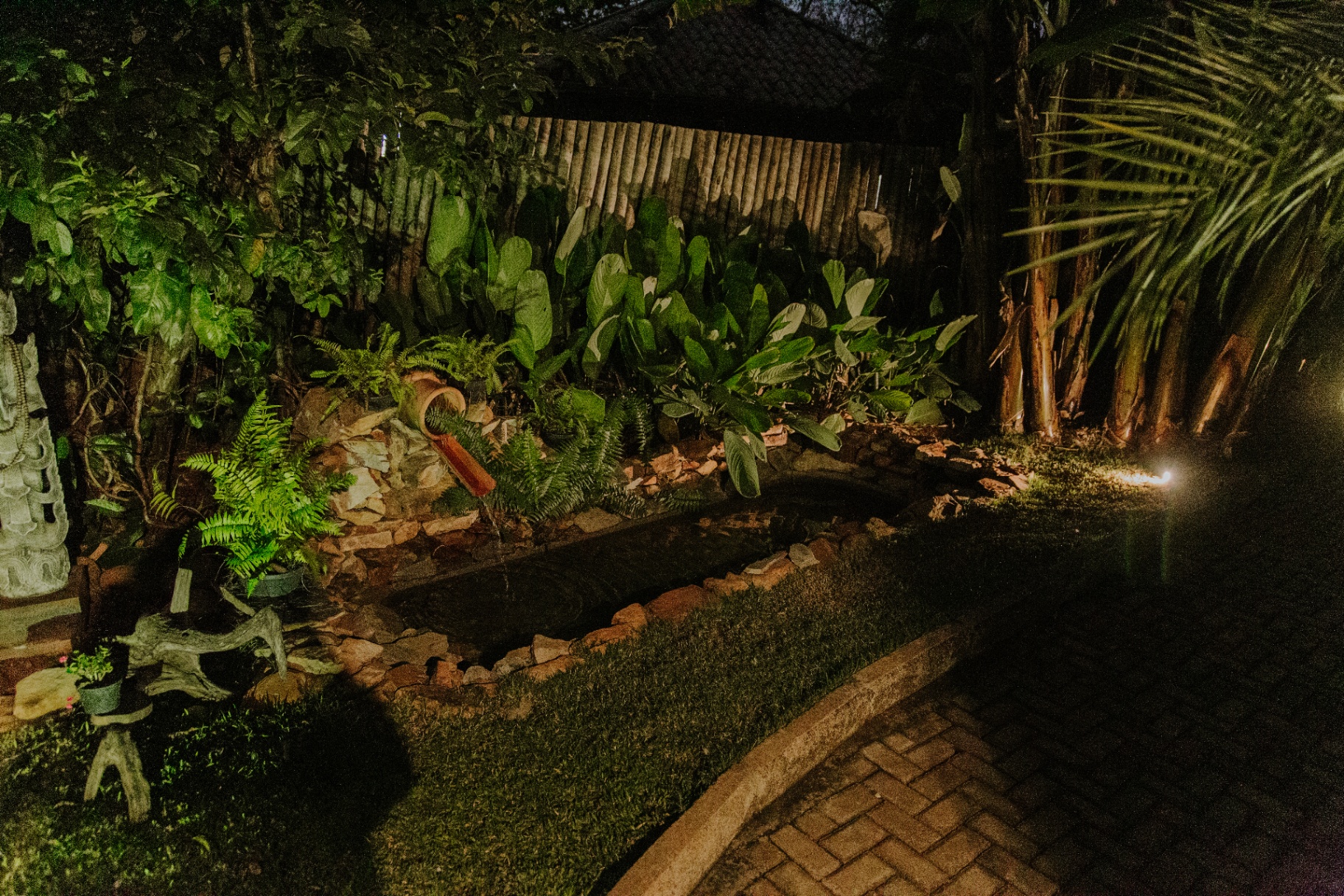 Jardim iluminado do Oikos Bistro na Serra do Cipó
