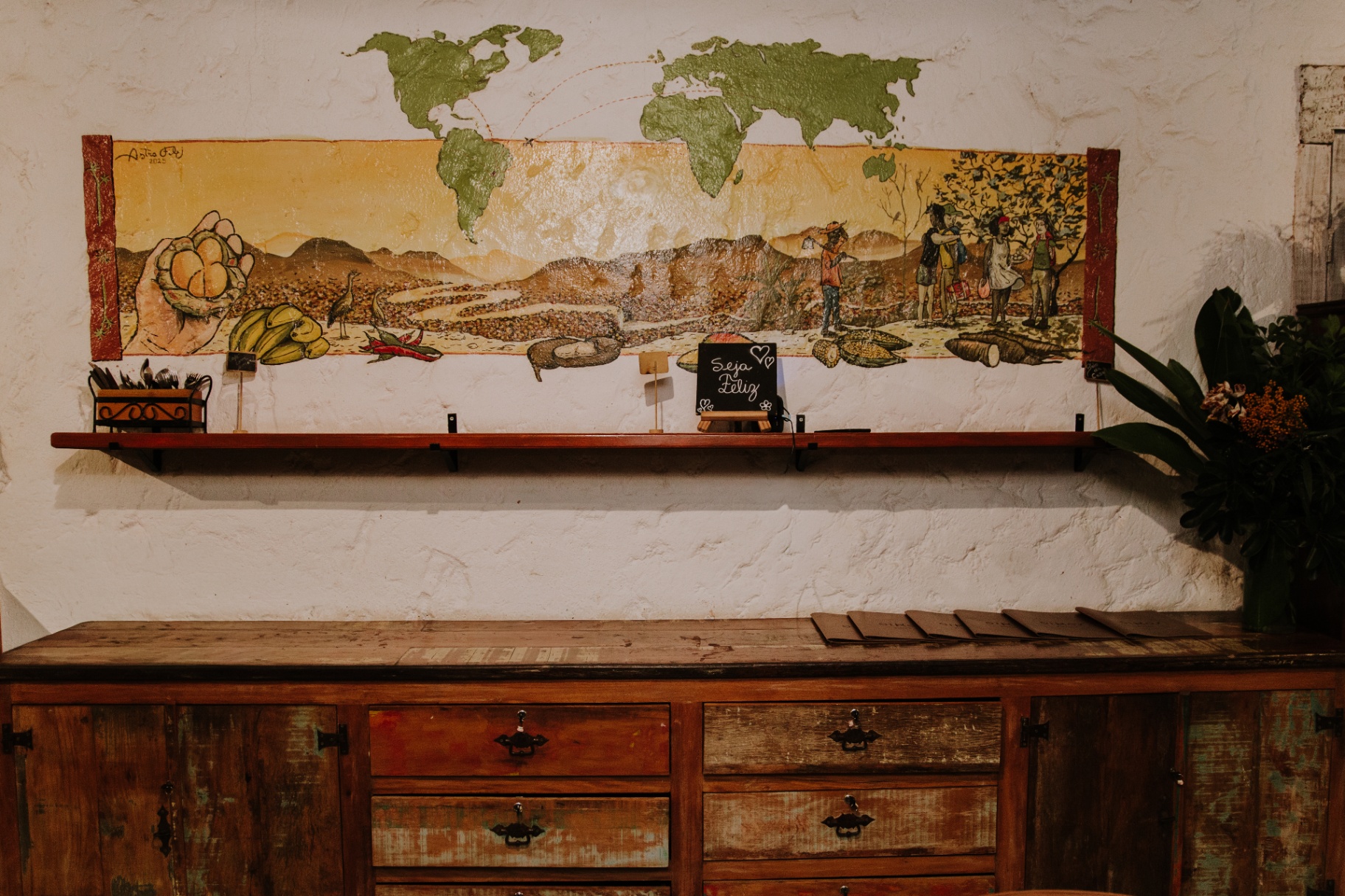Mural de ingredientes e produtores no salão do Oikos Bistro